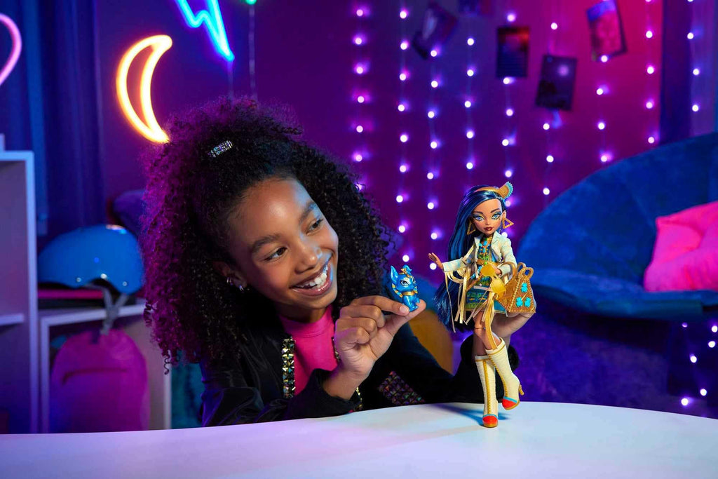 Monster High Doll with Blue Streaked Hair and Fashion Accessories H9983